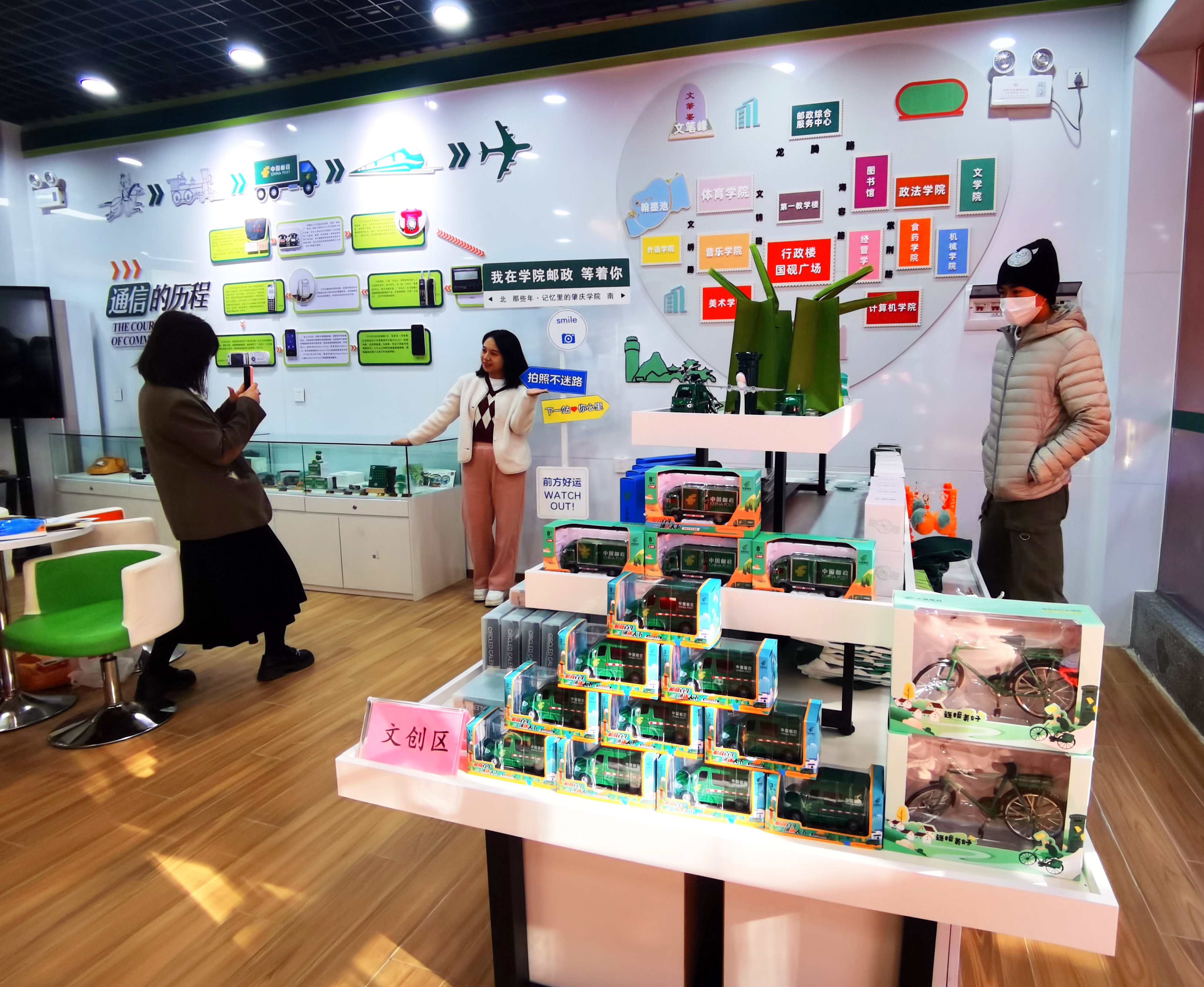 市民群众在365英国上市公司校园邮政综合服务中心参观游玩。西江日报记者 戴福钿 摄.jpg